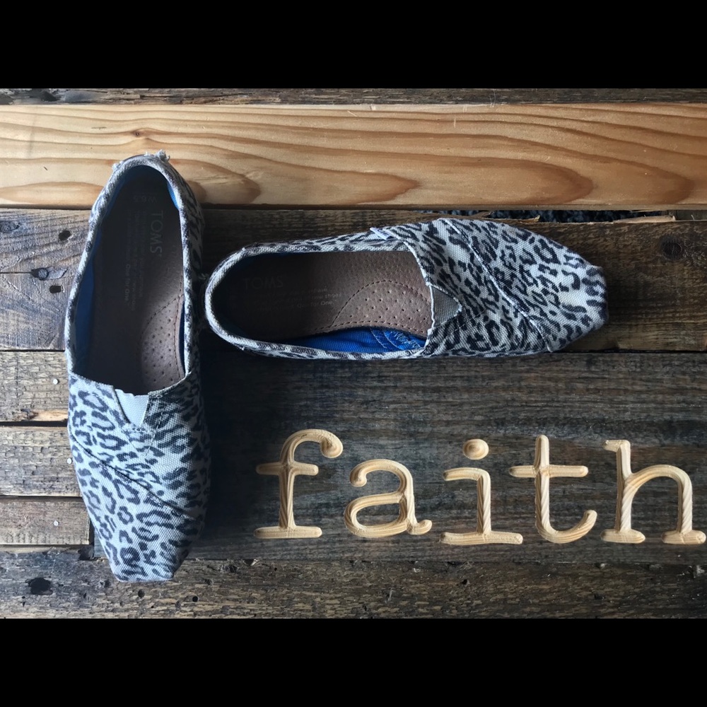 Toms leopard canvas slip on
